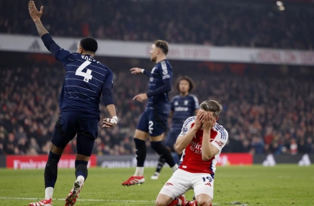 利物浦后卫表现糟糕，球队欧冠之路难行