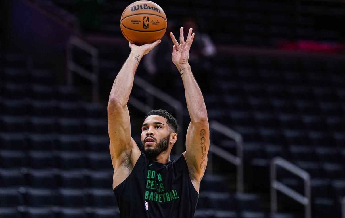  塔图姆在尤文图斯比赛中高光表现，出色防守引发热议！